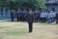 Foto : KA. KPLP Lapas P'amekasan, Taufiqul Hidayatullah pimpin jalannya Upacara Kemerdekaan RI Ke-81 di lapangan dalam pada Senin (17/8)