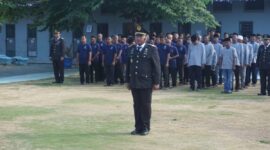 Foto : KA. KPLP Lapas P'amekasan, Taufiqul Hidayatullah pimpin jalannya Upacara Kemerdekaan RI Ke-81 di lapangan dalam pada Senin (17/8)