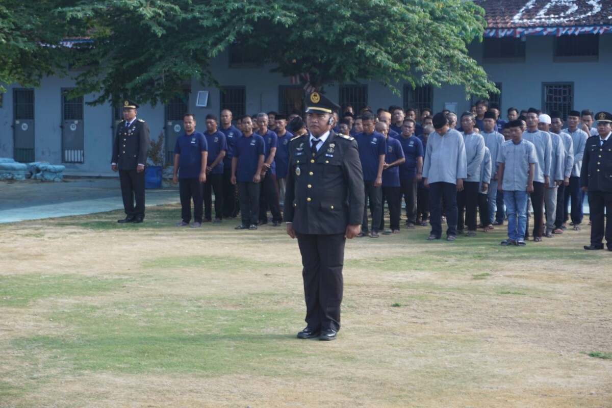 Foto : KA. KPLP Lapas P'amekasan, Taufiqul Hidayatullah pimpin jalannya Upacara Kemerdekaan RI Ke-81 di lapangan dalam pada Senin (17/8)