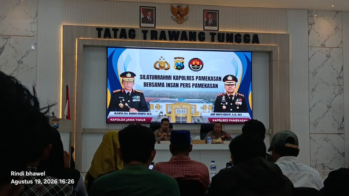 Foto: 
Kapolres Pamekasan AKBP Wahyu Hidayat, S.I.K., M.H. saat menggelar silaturahmi bersama insan pers Pamekasan di Aula Tatag Trawang Tungga, Mapolres Pamekasan, Rabu (19/8/2026). Pertemuan tersebut untuk membangun komunikasi terbuka dan sinergi dalam menjaga kondusivitas daerah.