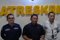 *FOTO:* Kasatreskrim Polres Pamekasan AKP Yoyok Hardiyanto (tengah) didampingi Kasi Humas IPDA Yoni Evan Pratama (kiri) saat memberikan keterangan pers terkait penangkapan pelaku kekerasan seksual terhadap anak di Mapolres Pamekasan, Kamis (20/8/2026).
