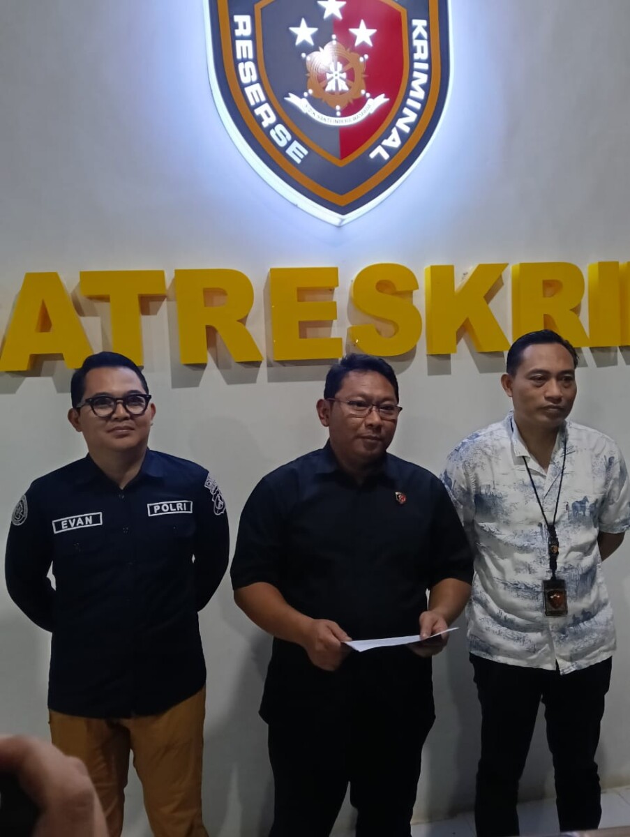 *FOTO:* Kasatreskrim Polres Pamekasan AKP Yoyok Hardiyanto (tengah) didampingi Kasi Humas IPDA Yoni Evan Pratama (kiri) saat memberikan keterangan pers terkait penangkapan pelaku kekerasan seksual terhadap anak di Mapolres Pamekasan, Kamis (20/8/2026).