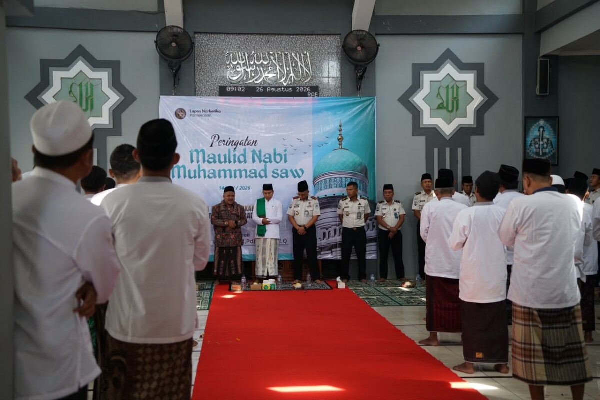 Caption foto : Kalapas Narkotika Pamekasan Kusnan bersama petugas dan 250 Warga Binaan saat mengikuti peringatan Maulid Nabi 1448 H di Masjid Baiturrahman, Rabu (26/8/2026) 