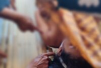 FOTO: Warga dan petugas mengevakuasi korban anak di Dusun Karang Dalem, Desa Pademawu Barat, Pamekasan, Senin (17/8/2026). Korban diduga menjadi korban tindak pidana yang pelakunya sudah diamankan Polres Pamekasan.
