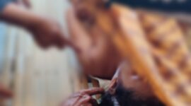 FOTO: Warga dan petugas mengevakuasi korban anak di Dusun Karang Dalem, Desa Pademawu Barat, Pamekasan, Senin (17/8/2026). Korban diduga menjadi korban tindak pidana yang pelakunya sudah diamankan Polres Pamekasan.
