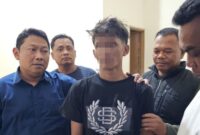 Foto :
Tim URC Satreskrim Polres Pamekasan mengamankan terduga pelaku penganiayaan berat berinisial CAF di wilayah Kecamatan Tlanakan, Kabupaten Pamekasan. Pelaku diamankan dengan tangan terborgol dan kini telah berada di Mapolres Pamekasan untuk proses hukum lebih lanjut, Selasa (18/8)
