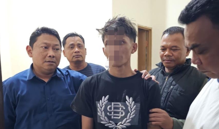 Foto :
Tim URC Satreskrim Polres Pamekasan mengamankan terduga pelaku penganiayaan berat berinisial CAF di wilayah Kecamatan Tlanakan, Kabupaten Pamekasan. Pelaku diamankan dengan tangan terborgol dan kini telah berada di Mapolres Pamekasan untuk proses hukum lebih lanjut, Selasa (18/8)
