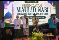 Dok Foto :Peringatan Maulid Nabi Muhammad SAW 1448 H di Masjid Asy-Syakur Pamekasan, Jumat (28/8/2026). Tampak KH. Moh. Hasan, Ust. Ach. Adi Fathor Rahman dan para tokoh hadir dalam acara tersebut.