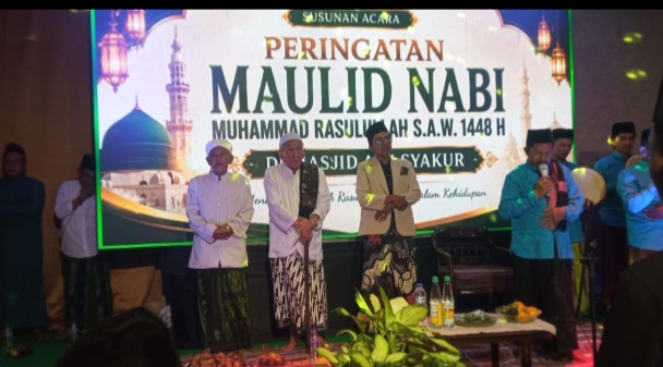 Dok Foto :Peringatan Maulid Nabi Muhammad SAW 1448 H di Masjid Asy-Syakur Pamekasan, Jumat (28/8/2026). Tampak KH. Moh. Hasan, Ust. Ach. Adi Fathor Rahman dan para tokoh hadir dalam acara tersebut.