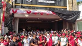 Dok Foto :Jajaran manajemen Central 88 Gold & Jewellery berfoto bersama di depan gerai saat grand opening di Pamekasan, Minggu (30/8/2026). Ribuan warga tampak memadati lokasi kegiatan Jalan-Jalan Sehat (JJS) yang diikuti sekitar 36 ribu peserta.