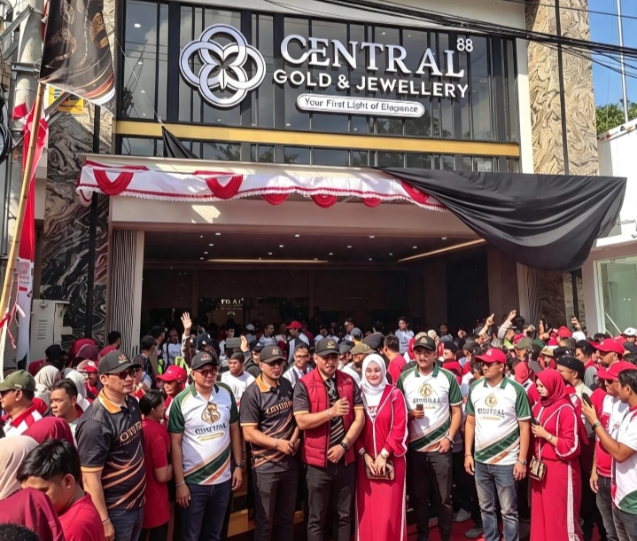 Dok Foto :Jajaran manajemen Central 88 Gold & Jewellery berfoto bersama di depan gerai saat grand opening di Pamekasan, Minggu (30/8/2026). Ribuan warga tampak memadati lokasi kegiatan Jalan-Jalan Sehat (JJS) yang diikuti sekitar 36 ribu peserta.