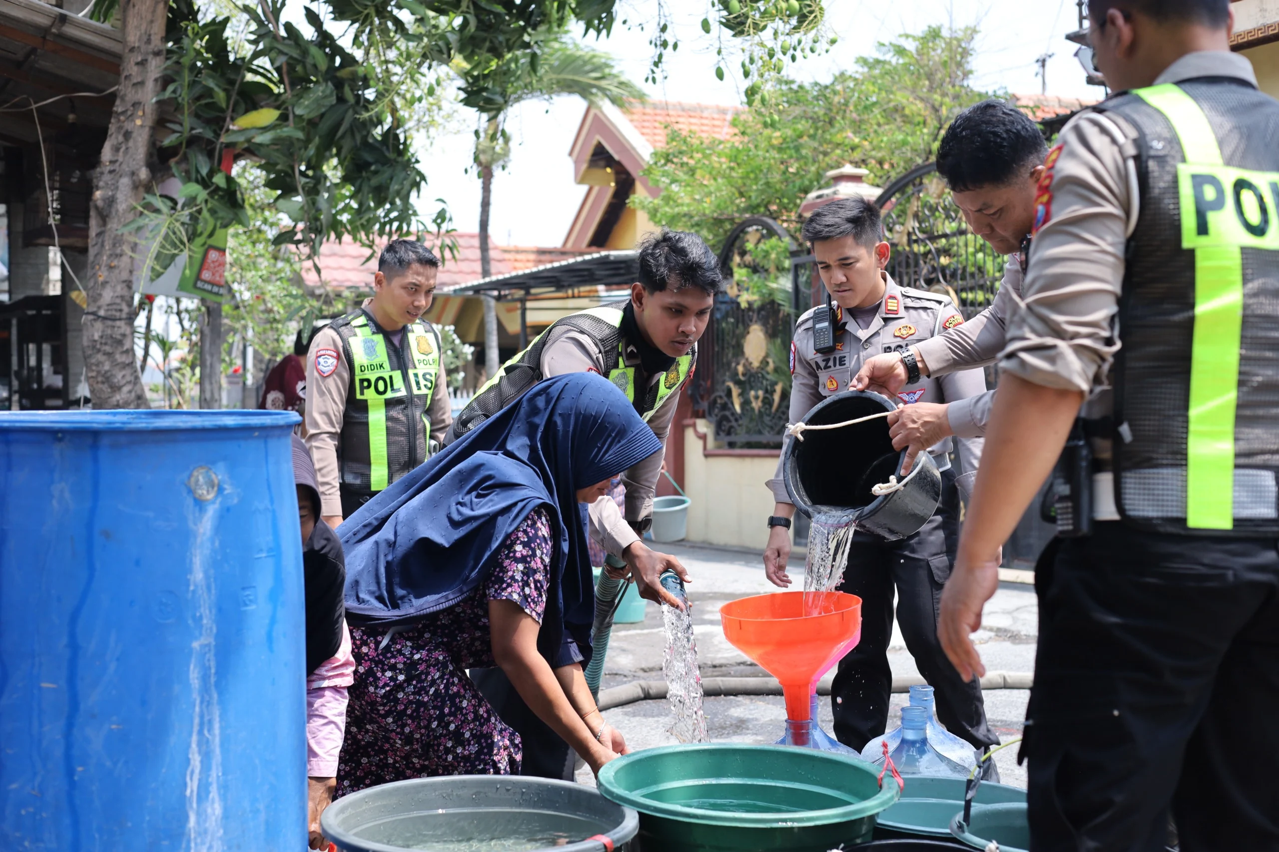Satlantas Polres Gresik Salurkan Bantuan Air Bersih untuk Warga Desa Pandanan