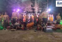 Foto :
Para penari dan pemusik binaan Sanggar Seni Makan Ati bersiap tampil dalam pagelaran "Aksara Pati"di Lapangan Seni, Kel. Bugih, Kec. Kota Pamekasan, Sabtu malam (12/9/2026). Dengan kostum adat dan diiringi gamelan khas Madura, mereka menjadi bagian dari upaya pelestarian Tayub Madura pada peringatan HUT ke-28 sanggar.