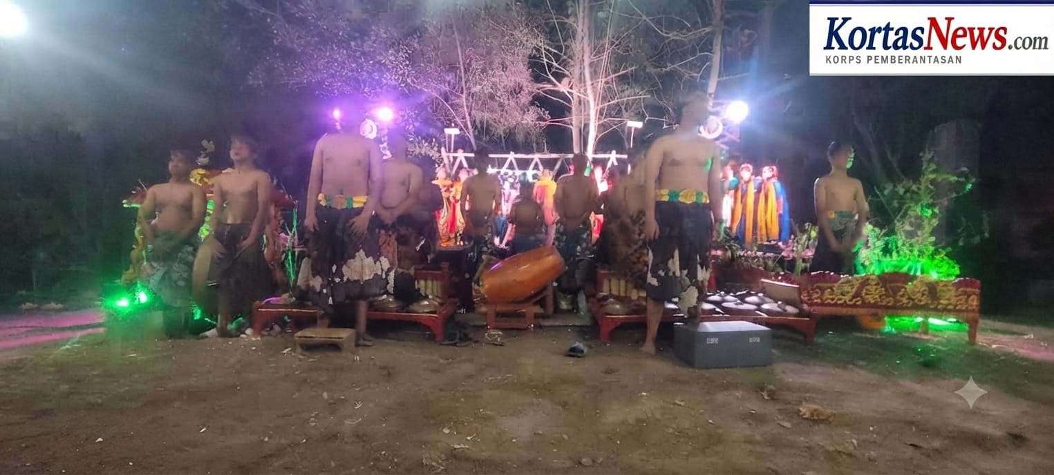 Foto :
Para penari dan pemusik binaan Sanggar Seni Makan Ati bersiap tampil dalam pagelaran "Aksara Pati"di Lapangan Seni, Kel. Bugih, Kec. Kota Pamekasan, Sabtu malam (12/9/2026). Dengan kostum adat dan diiringi gamelan khas Madura, mereka menjadi bagian dari upaya pelestarian Tayub Madura pada peringatan HUT ke-28 sanggar.